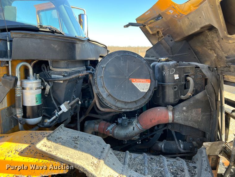 image for item JU9841 2005 International 7400  dump truck