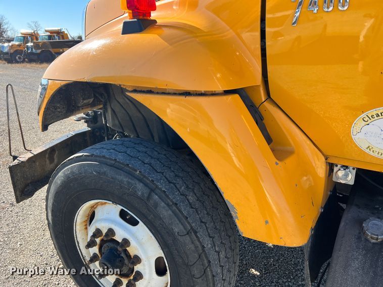 image for item JU9841 2005 International 7400  dump truck