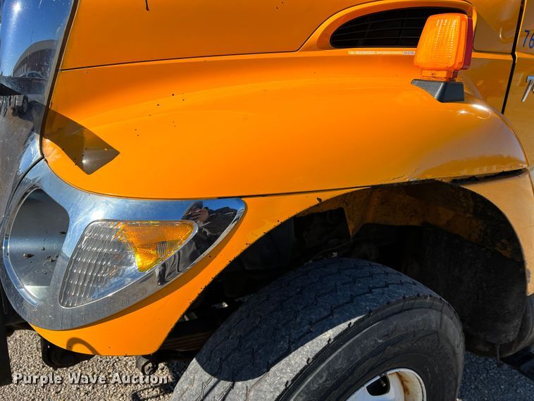 image for item JU9841 2005 International 7400  dump truck