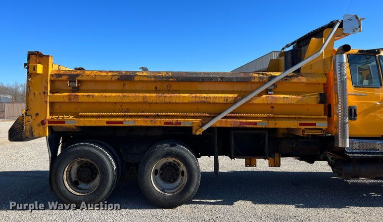 image for item JU9841 2005 International 7400  dump truck