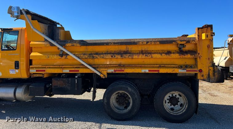 image for item JU9841 2005 International 7400  dump truck