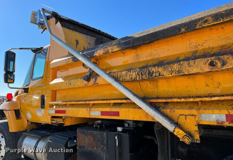 image for item JU9841 2005 International 7400  dump truck