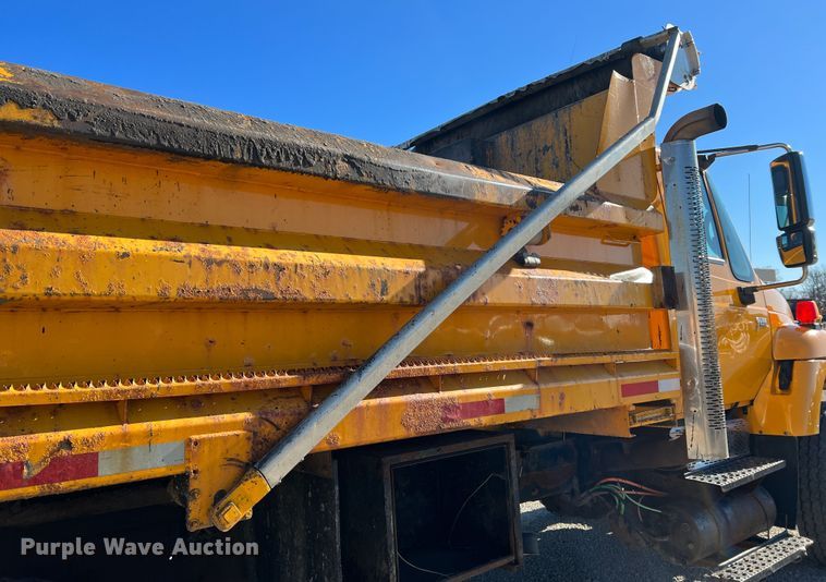 image for item JU9841 2005 International 7400  dump truck