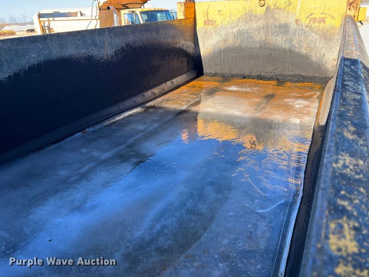 image for item JU9841 2005 International 7400  dump truck