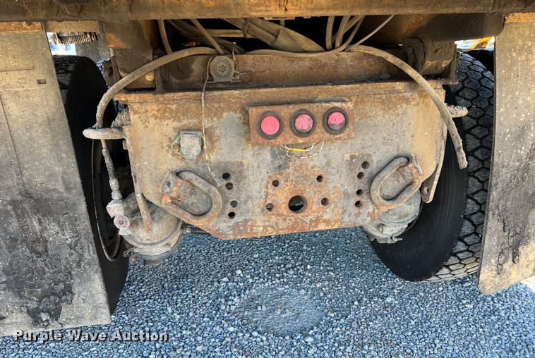 image for item JU9841 2005 International 7400  dump truck