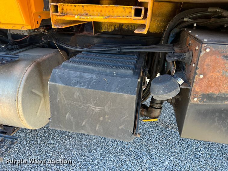 image for item JU9841 2005 International 7400  dump truck