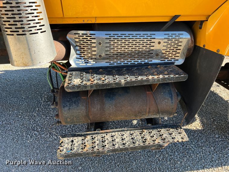 image for item JU9841 2005 International 7400  dump truck