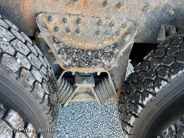 image for item JU9841 2005 International 7400  dump truck