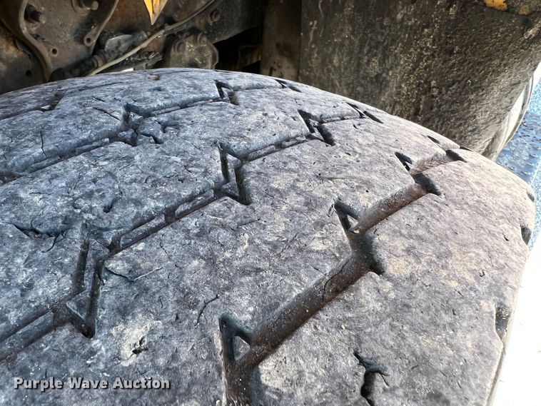 image for item JU9841 2005 International 7400  dump truck