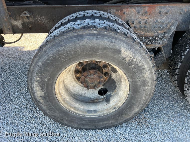 image for item JU9841 2005 International 7400  dump truck