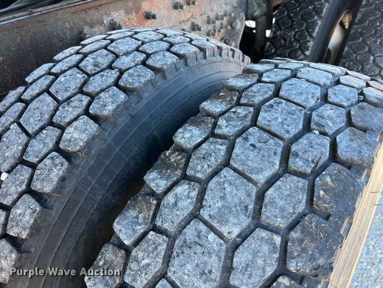 image for item JU9841 2005 International 7400  dump truck