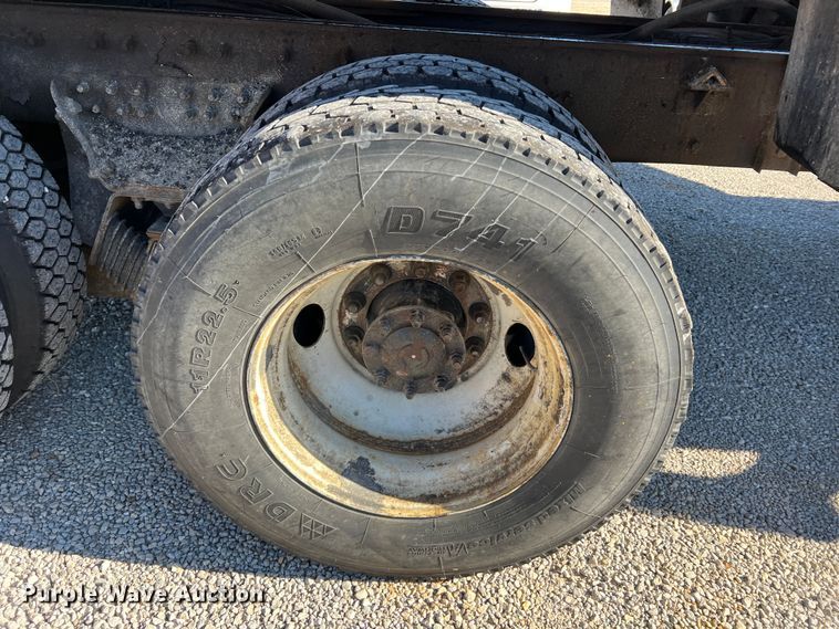 image for item JU9841 2005 International 7400  dump truck