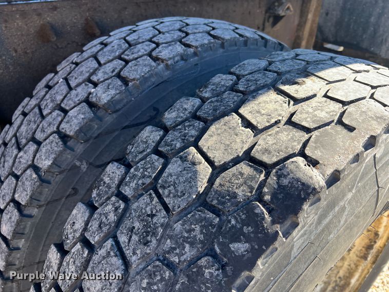 image for item JU9841 2005 International 7400  dump truck