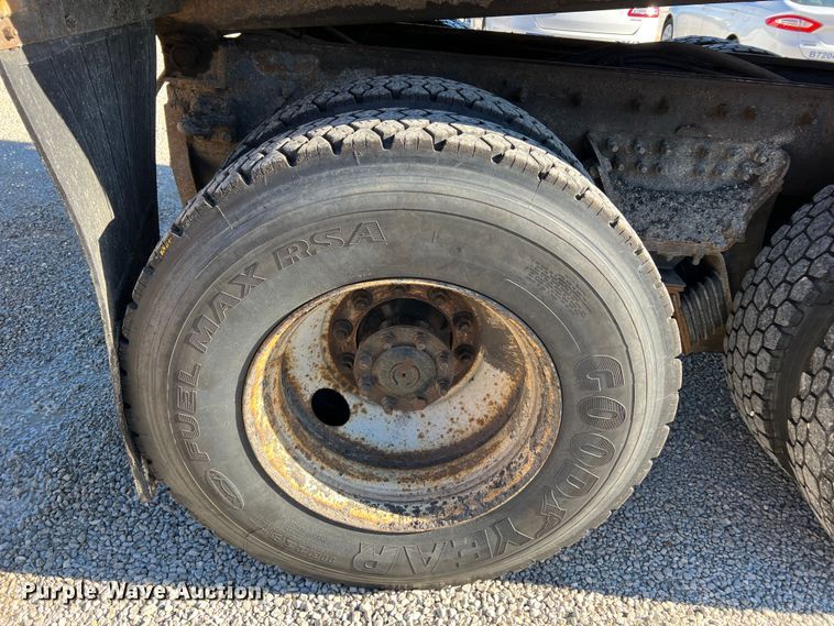 image for item JU9841 2005 International 7400  dump truck