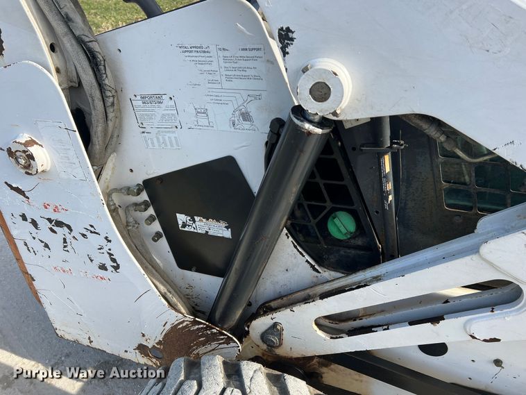 image for item JU9843 2001 Bobcat 873  skid steer loader