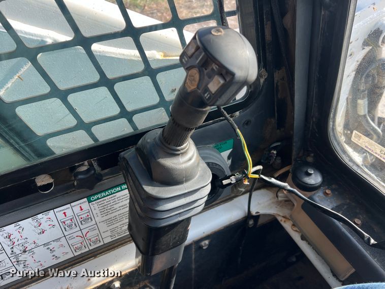 image for item JU9843 2001 Bobcat 873  skid steer loader