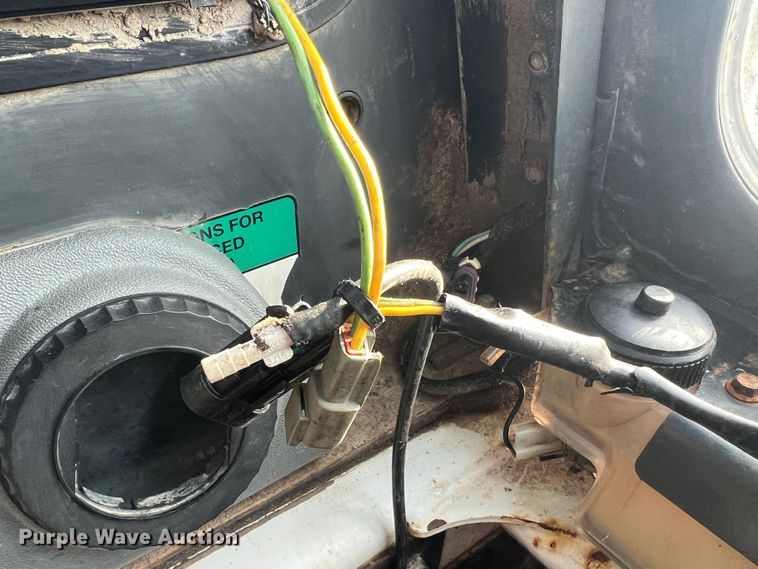 image for item JU9843 2001 Bobcat 873  skid steer loader