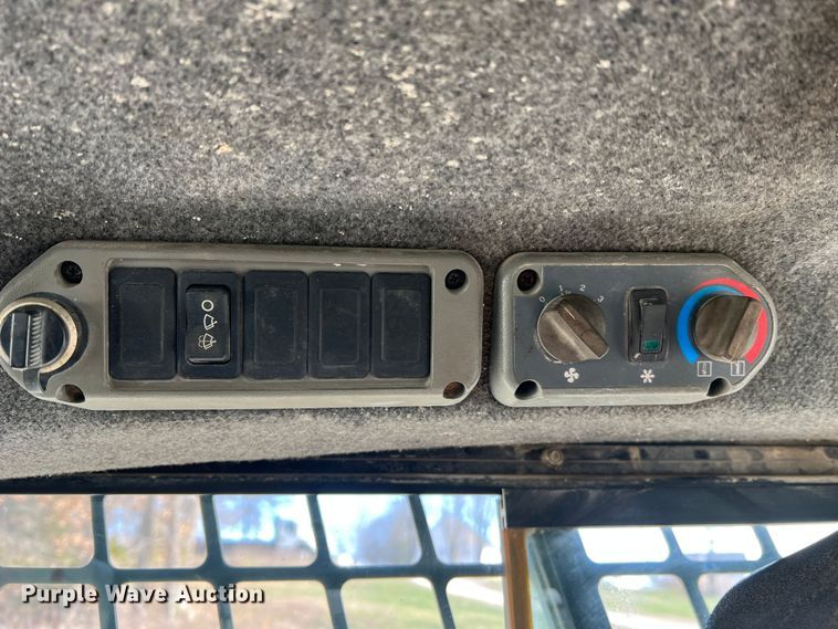 image for item JU9843 2001 Bobcat 873  skid steer loader