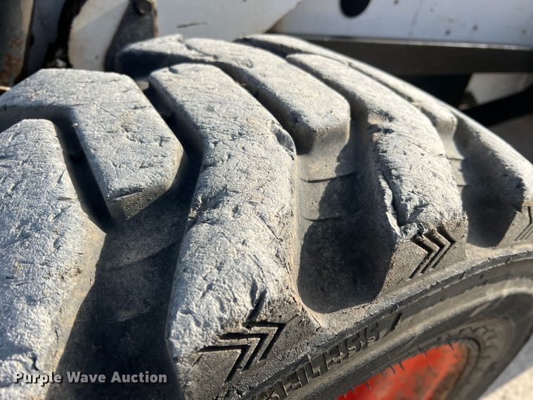 image for item JU9843 2001 Bobcat 873  skid steer loader