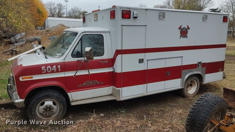 image for item KI9964 1988 Ford E350  ambulance