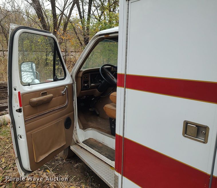 image for item KI9964 1988 Ford E350  ambulance