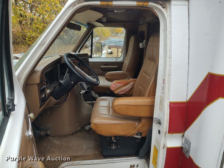 image for item KI9964 1988 Ford E350  ambulance