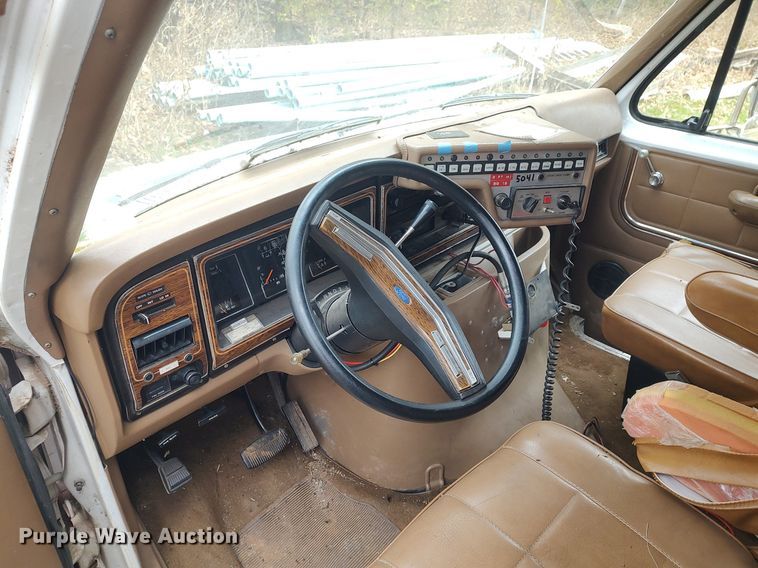 image for item KI9964 1988 Ford E350  ambulance