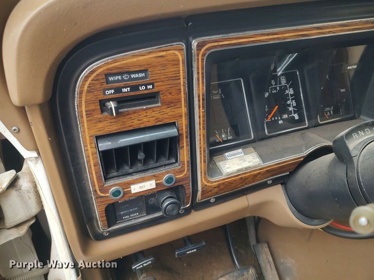 image for item KI9964 1988 Ford E350  ambulance