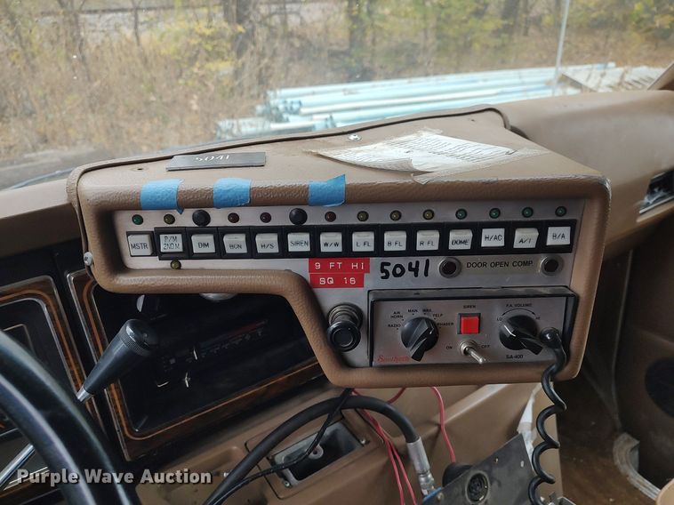 image for item KI9964 1988 Ford E350  ambulance