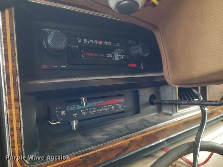 image for item KI9964 1988 Ford E350  ambulance