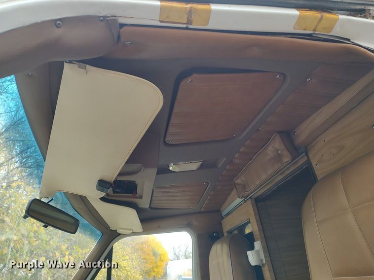 image for item KI9964 1988 Ford E350  ambulance