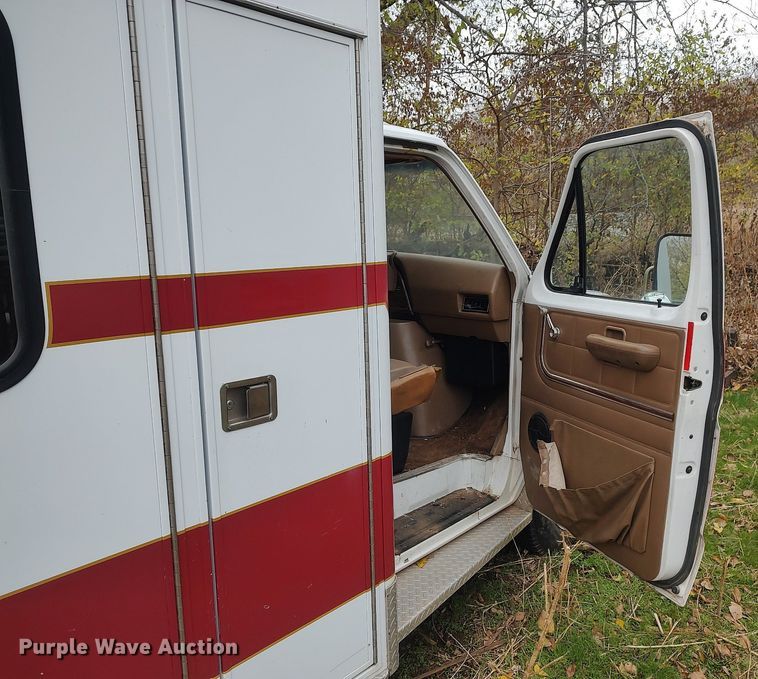 image for item KI9964 1988 Ford E350  ambulance
