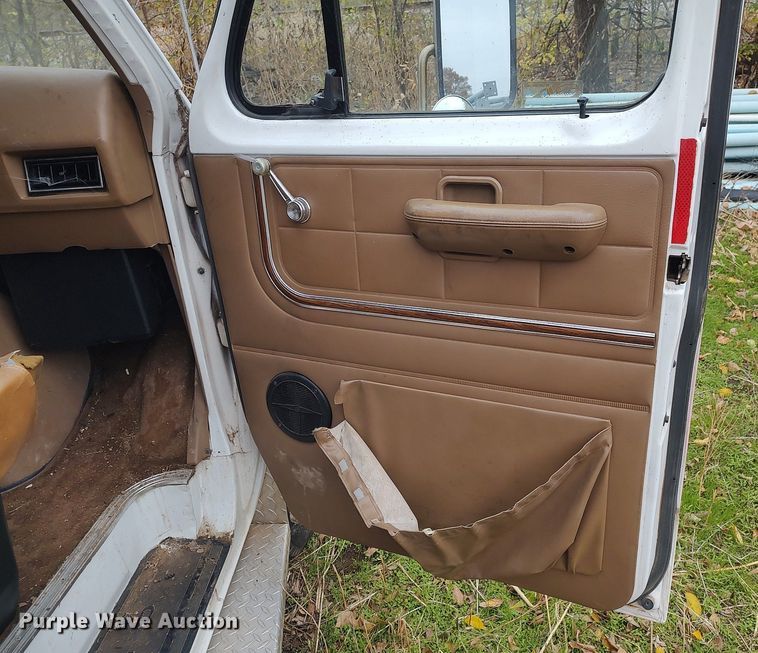 image for item KI9964 1988 Ford E350  ambulance