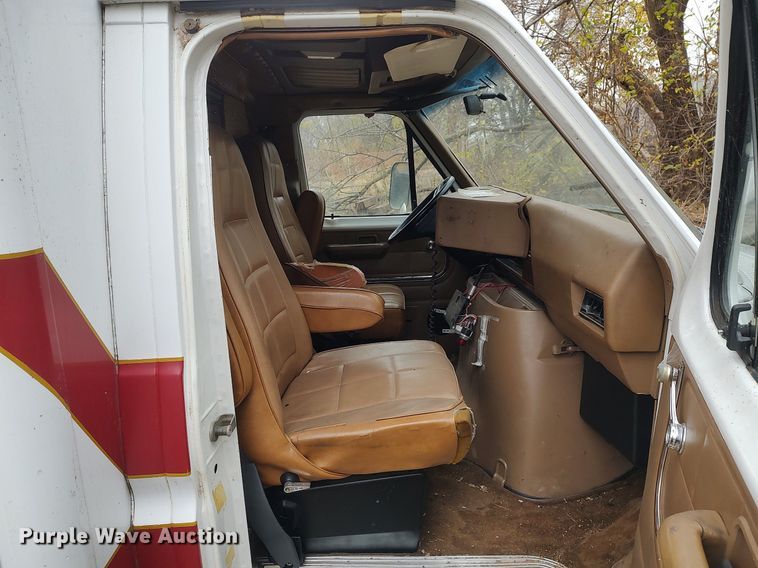 image for item KI9964 1988 Ford E350  ambulance