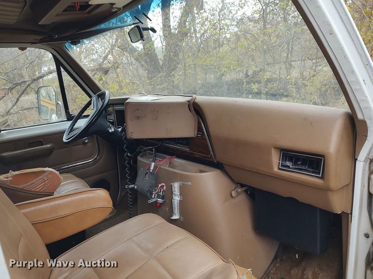 image for item KI9964 1988 Ford E350  ambulance