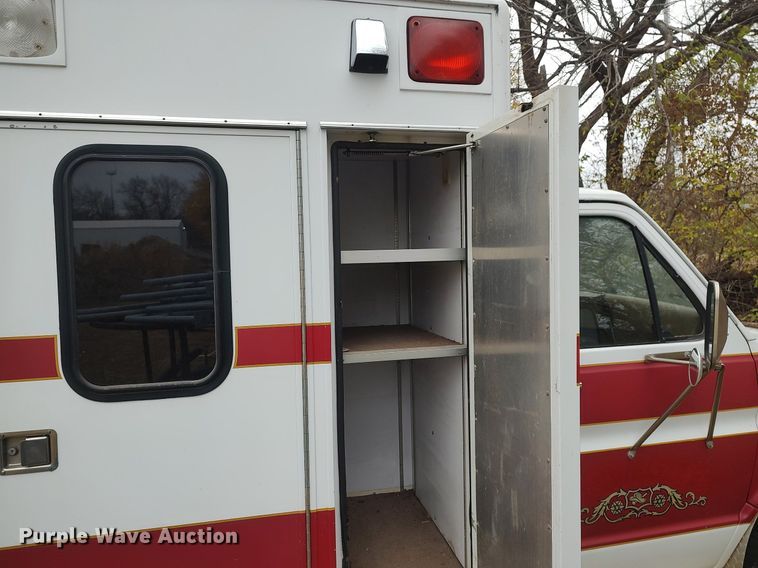image for item KI9964 1988 Ford E350  ambulance
