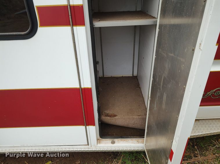 image for item KI9964 1988 Ford E350  ambulance