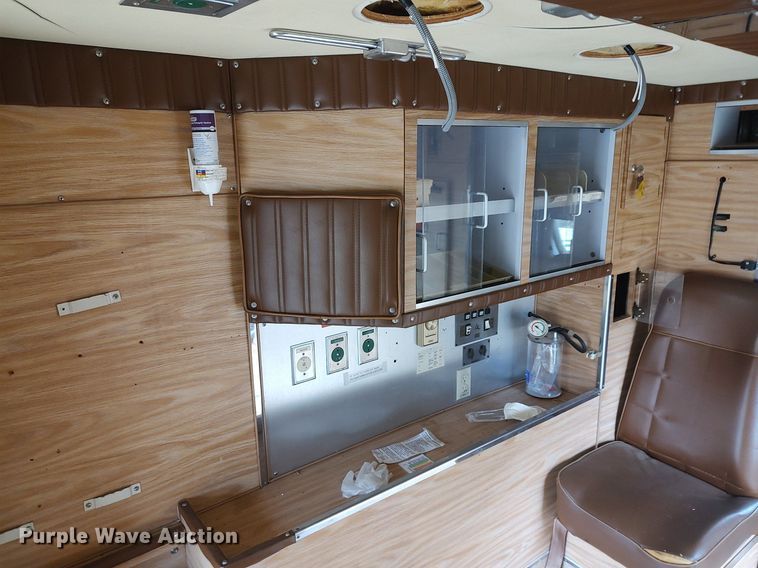 image for item KI9964 1988 Ford E350  ambulance