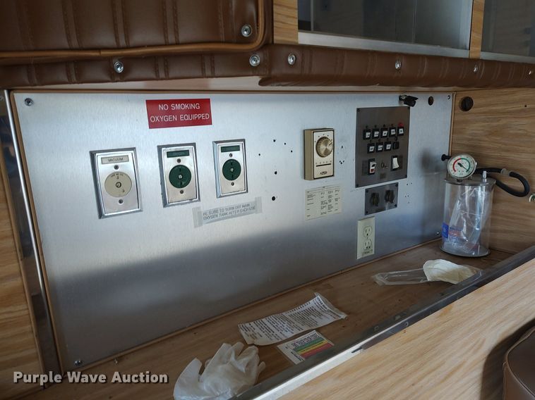 image for item KI9964 1988 Ford E350  ambulance