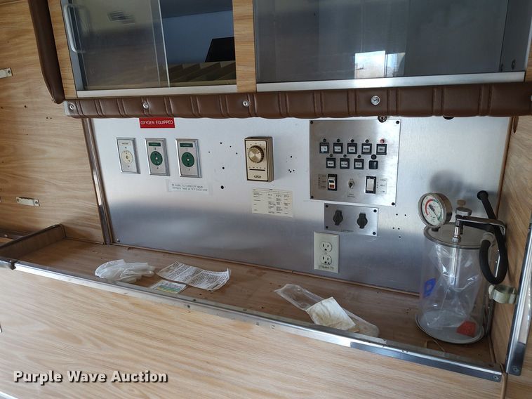 image for item KI9964 1988 Ford E350  ambulance