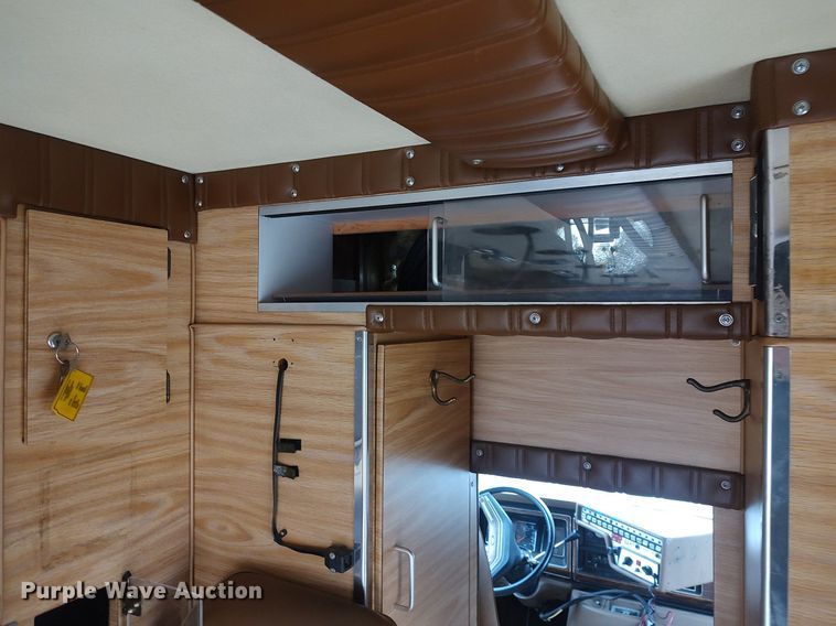 image for item KI9964 1988 Ford E350  ambulance