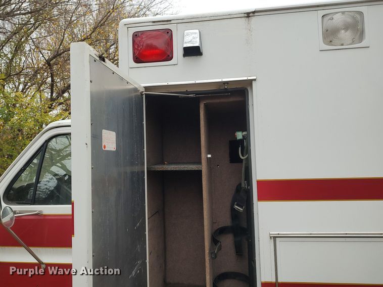 image for item KI9964 1988 Ford E350  ambulance