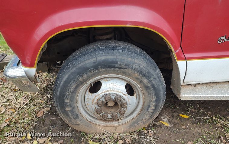 image for item KI9964 1988 Ford E350  ambulance