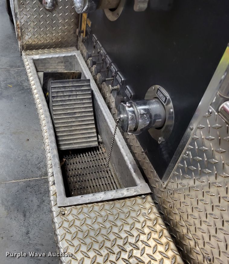 image for item LR9096 1996 International 4900  pumper fire truck