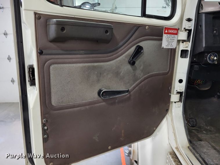 image for item LR9096 1996 International 4900  pumper fire truck