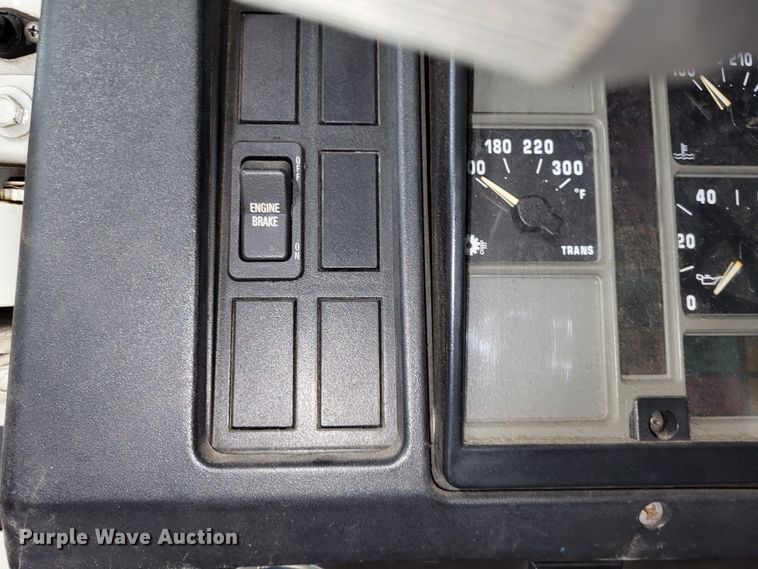 image for item LR9096 1996 International 4900  pumper fire truck