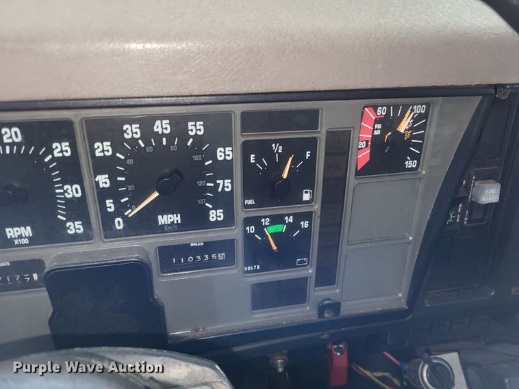 image for item LR9096 1996 International 4900  pumper fire truck