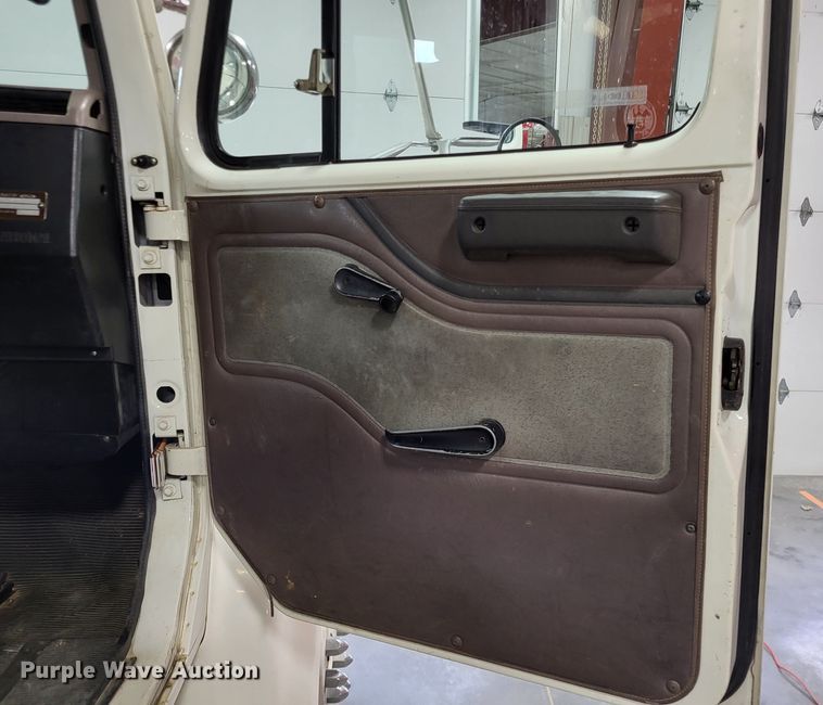 image for item LR9096 1996 International 4900  pumper fire truck