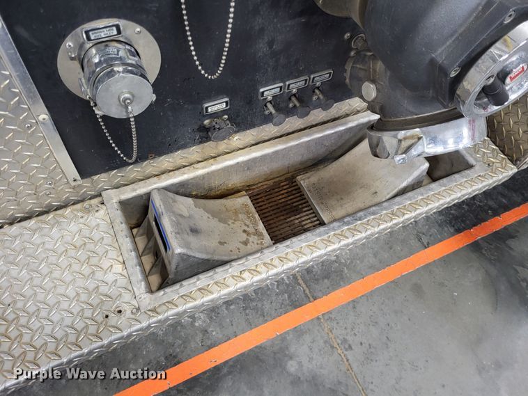 image for item LR9096 1996 International 4900  pumper fire truck