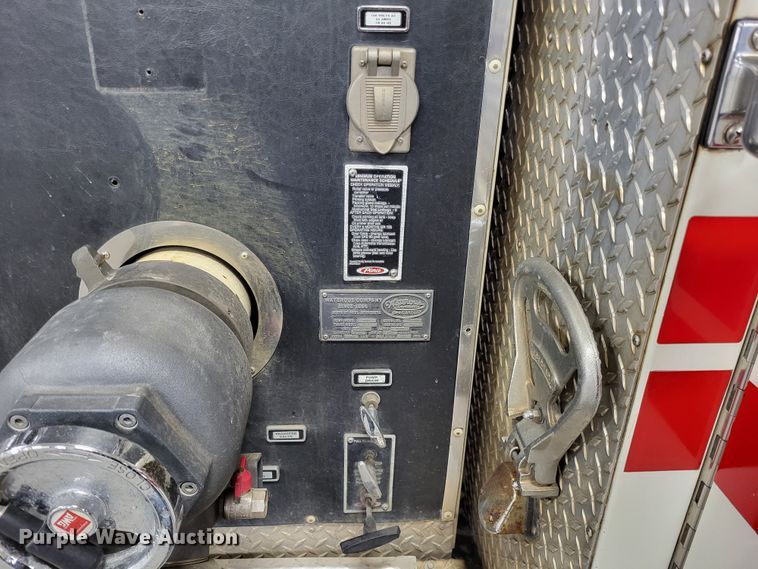 image for item LR9096 1996 International 4900  pumper fire truck